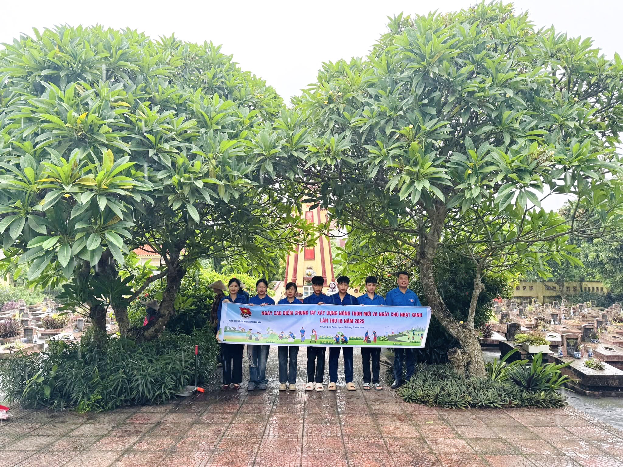 Đoàn Thanh niên phường Hà Nam phối hợp với Hội LHPN, Hội CCB phường ra quân vệ sinh, quét dọn Nghĩa trang liệt sỹ trên địa bàn.