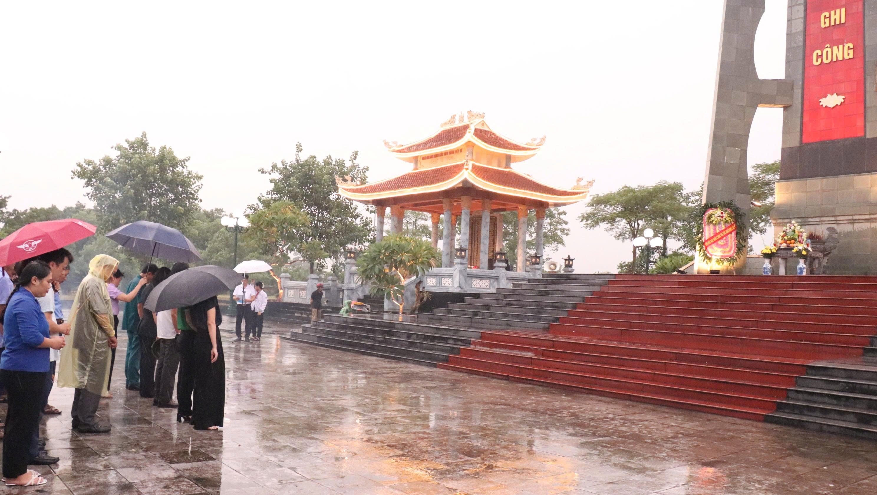 Đoàn đại biểu cán bộ, nhân dân và học sinh phường Hà Nam dâng hương tại nghĩa trang liệt sỹ của phường