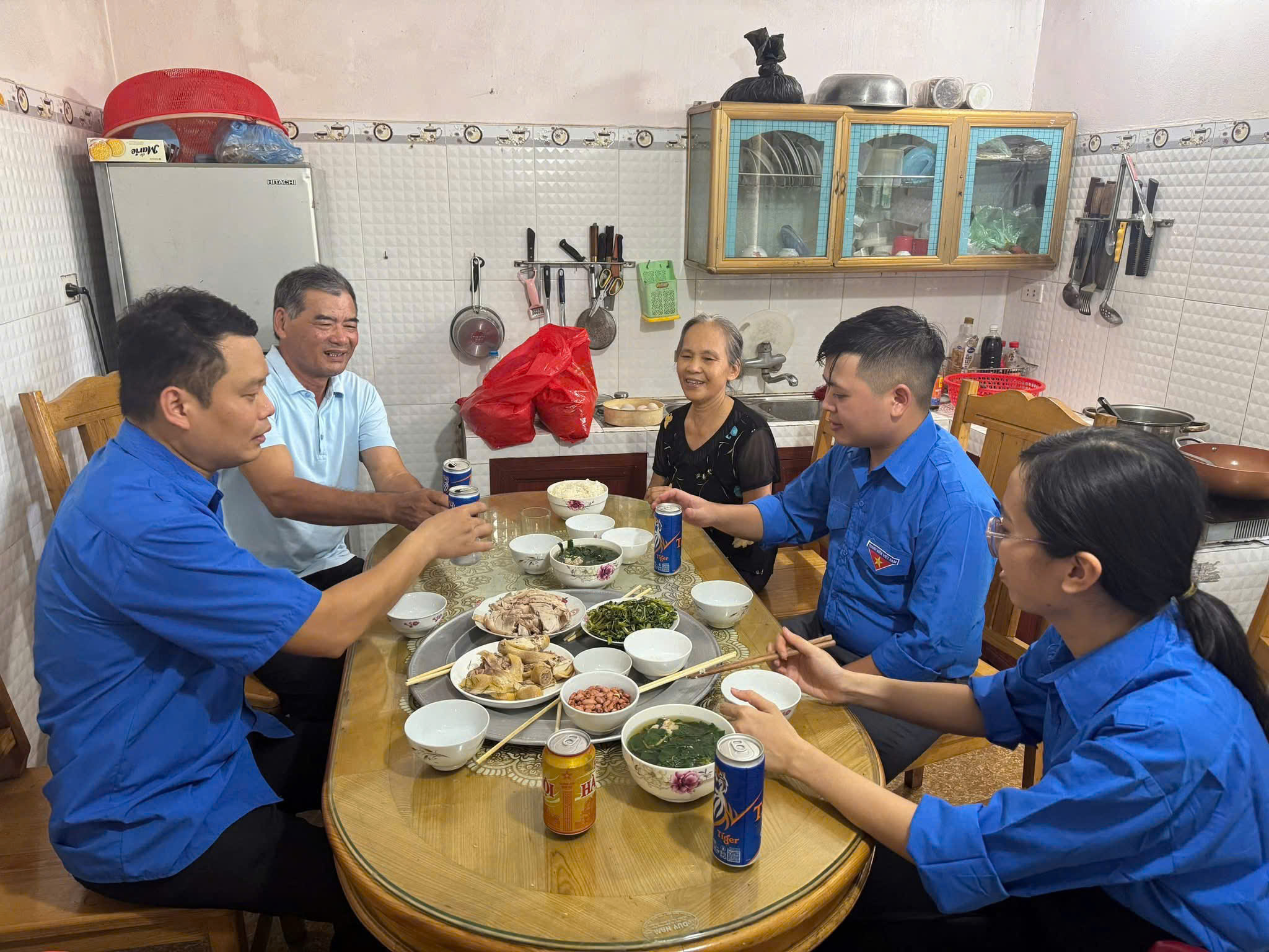 Thiết thực kỷ niệm 78 năm ngày Thương binh liệt sĩ (27/7/1947 – 27/7/2025), Đoàn thanh niên phường Hà Nam tổ chức “Bữa cơm tri ân”