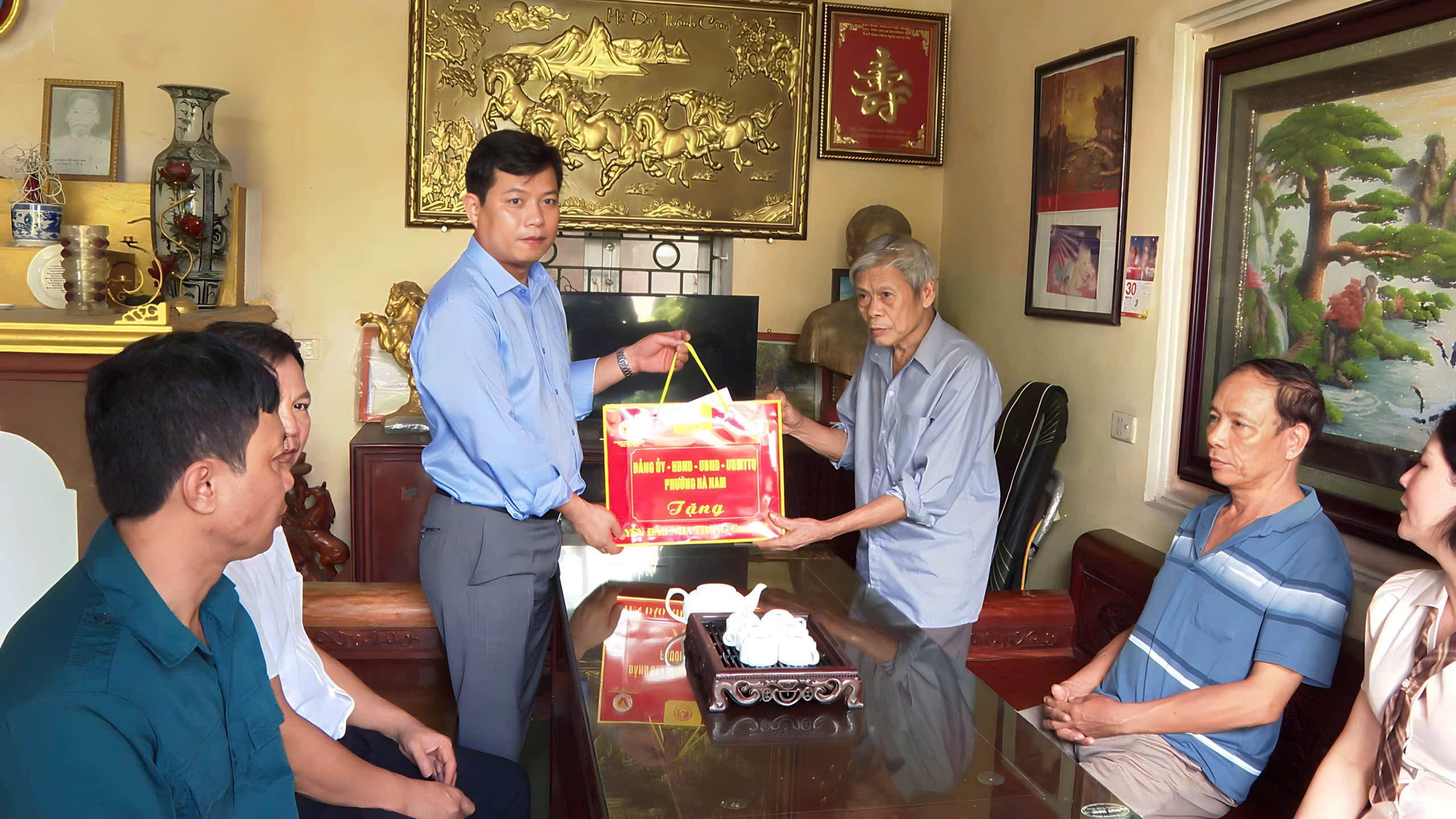 Các đồng chí lãnh đạo Đảng uỷ, HĐND, UBND, Uỷ ban MTTQ phường Hà Nam thăm và tặng quà các gia đình người có công, thân nhân liệt sĩ nhân kỷ niệm 78 năm ngày Thương binh liệt sĩ 27/7