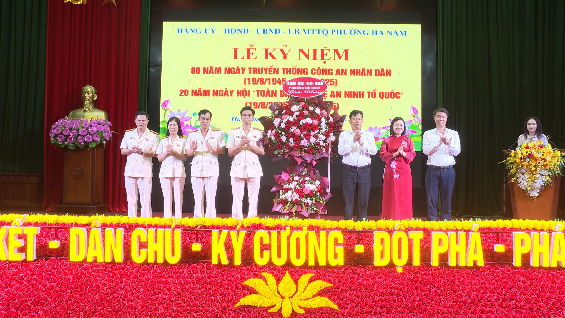 Đảng uỷ - HĐND - UBND - UBMTTQ phường Hà Nam tổ chức lễ kỷ niệm 80 năm ngày truyền thống công an nhân dân(19/8/1945-19/8/2025) và 20 năm ngày hội “Toàn dân bảo vệ An ninh tổ quốc”(19/8/2005-19/8/2025).