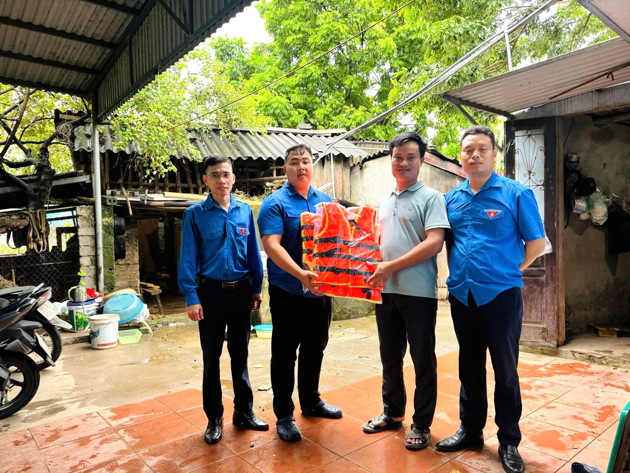 Đoàn phường Hà Nam đã tổ chức trao tặng áo phao cứu sinh cho các Chi bộ thường xuyên bị ảnh hưởng do bão, lũ hàng năm trên địa bàn phường