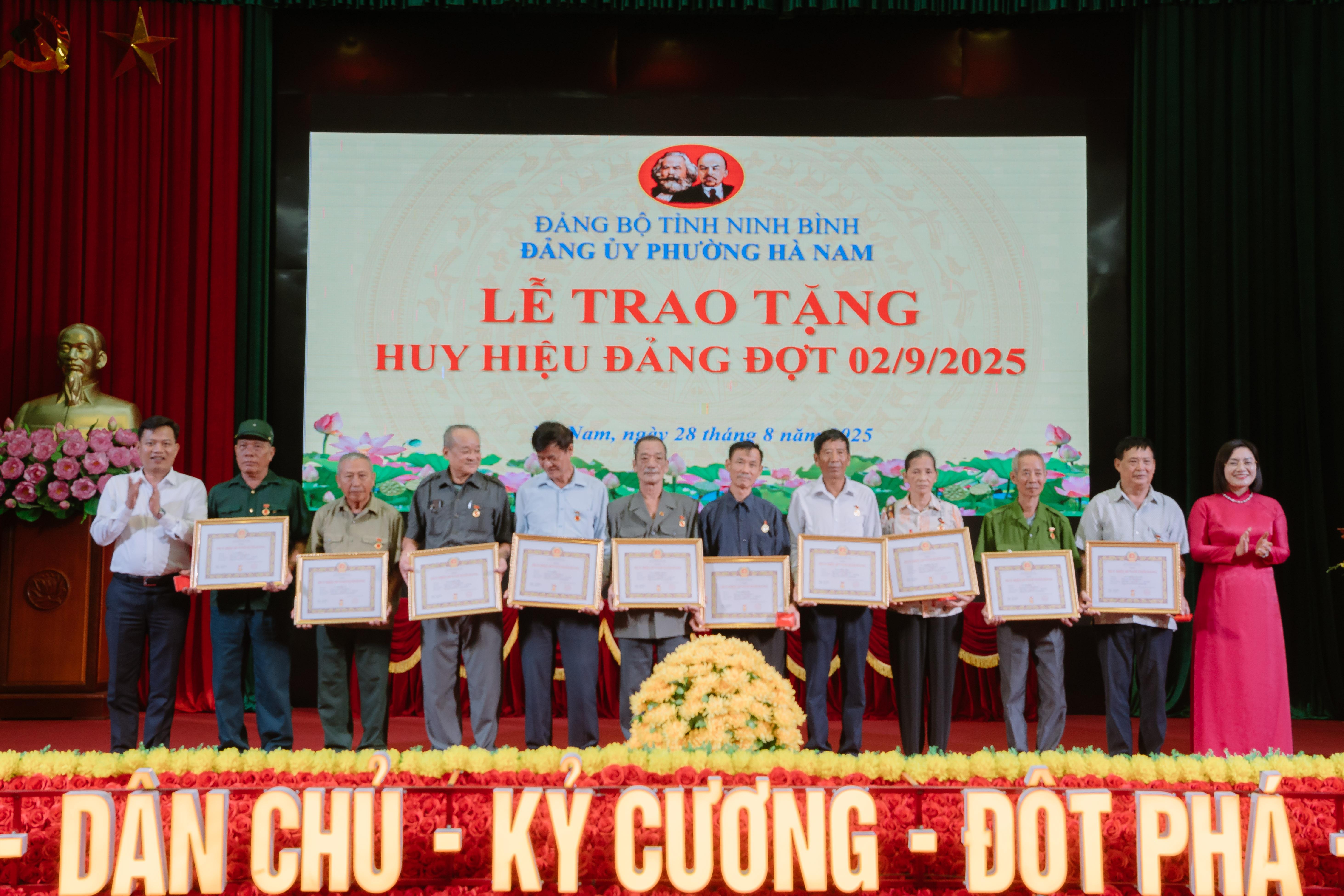 Đảng uỷ phường Hà Nam, tỉnh Ninh Bình trao Huy hiệu Đảng đợt 02/9
