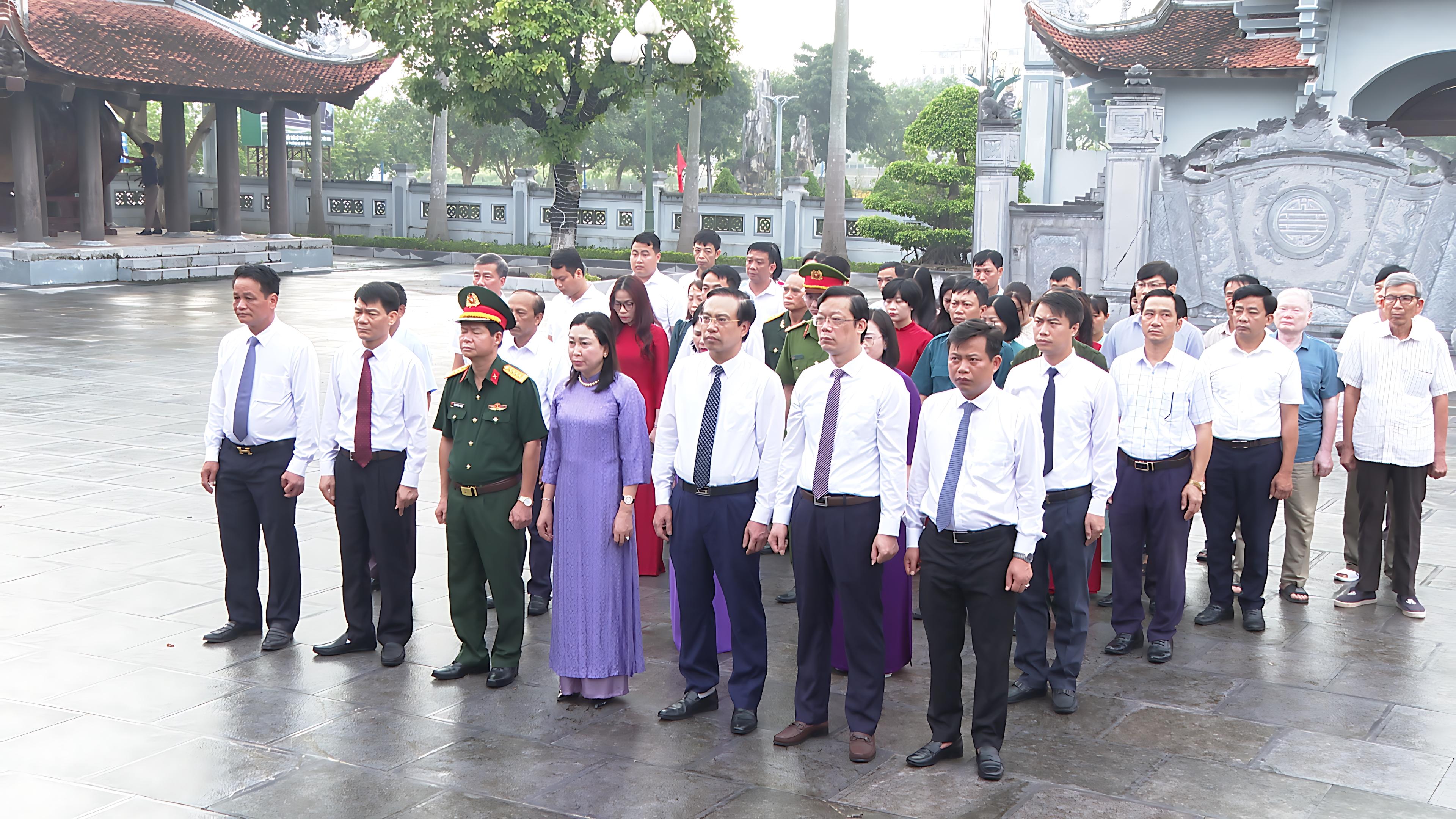 Lãnh đạo tỉnh Ninh Bình và phường Hà Nam dâng hương tưởng niệm các Anh hùng Liệt sỹ