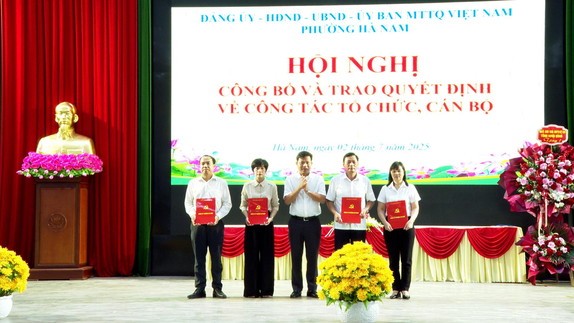 Đảng uỷ - HĐND – UBND – Uỷ ban MTTQ phường Hà Nam công bố và trao Quyết định về công tác tổ chức, cán bộ