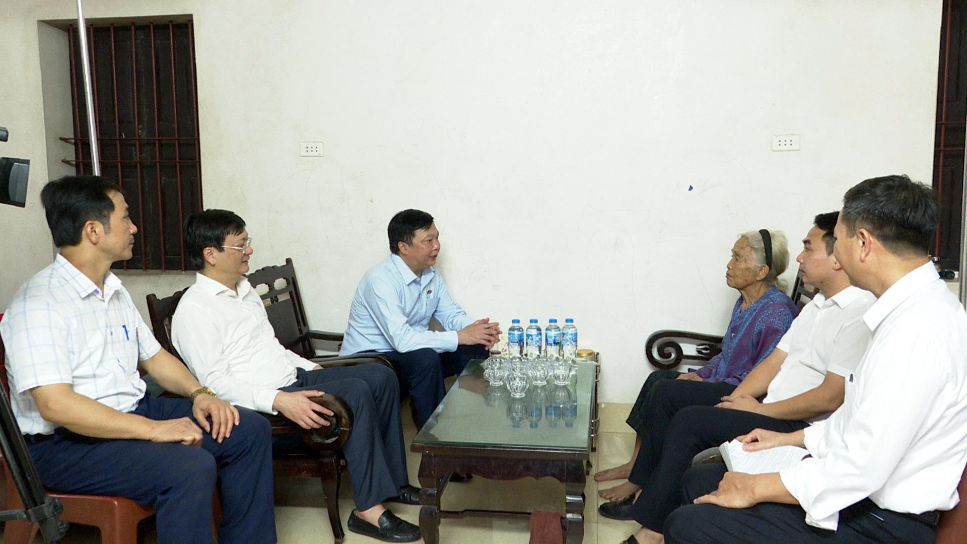 ĐBQH tỉnh Ninh Bình thăm tặng quà đối tượng chính sách phường Hà Nam nhân kỷ niệm 78 năm Ngày TBLS