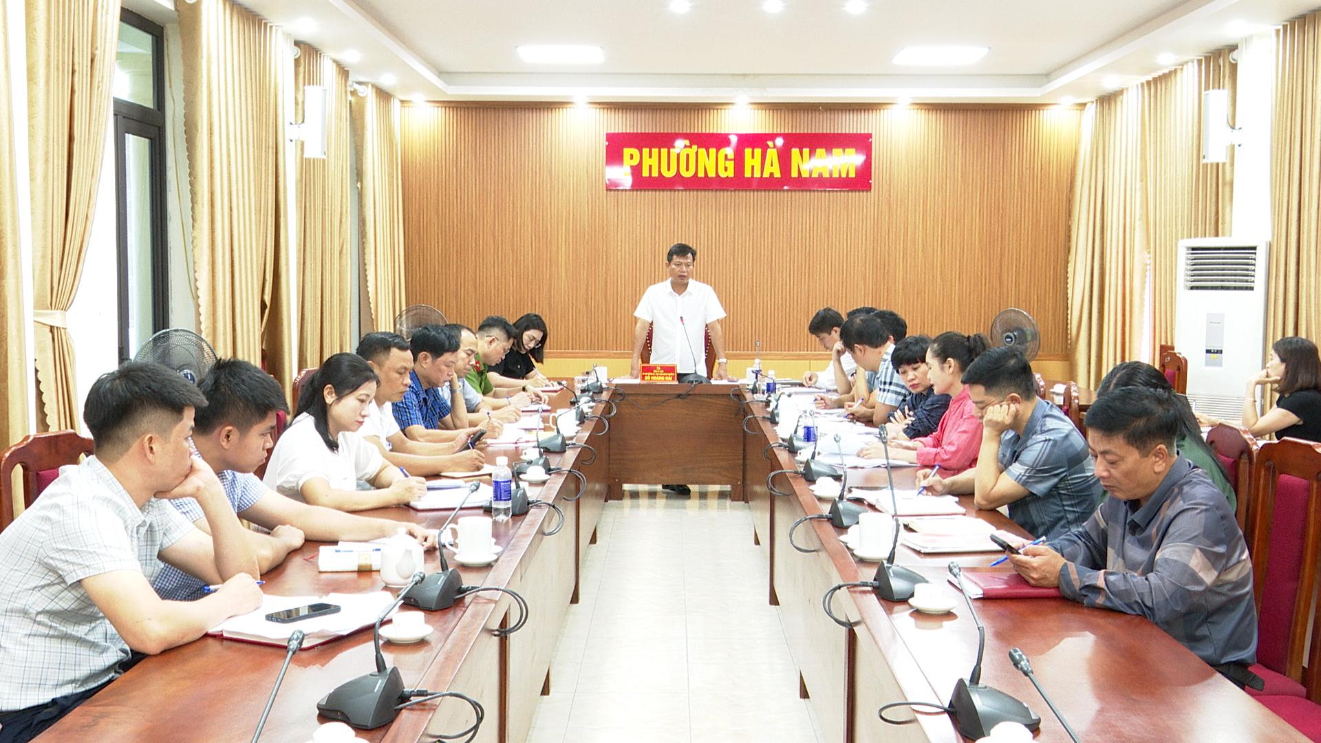 Thường trực Đảng uỷ phường Hà Nam nghe UBND phường báo cáo về công tác giải quyết đơn thư